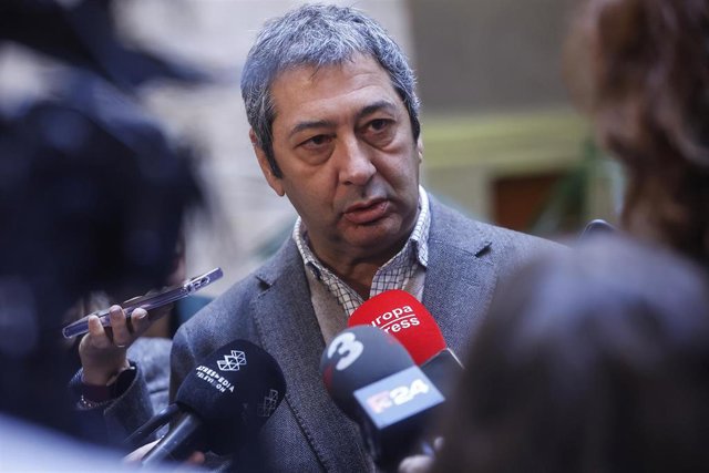 El vicepresidente primero y conseller de Cultura y Deporte, Vicente Barrera, atiende a medios