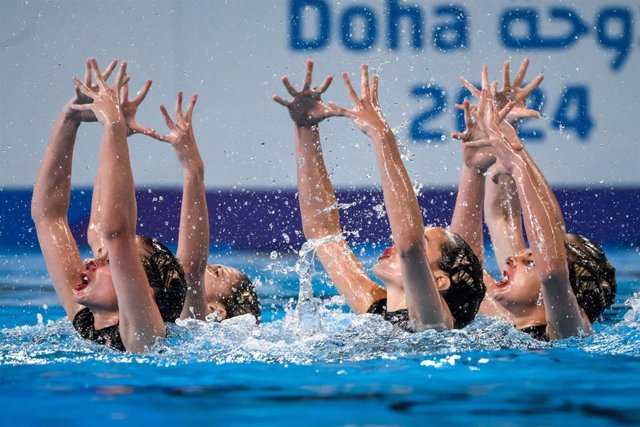 El equipo español de natación artística con su plata de rutina técnica en el Mundial de Doha