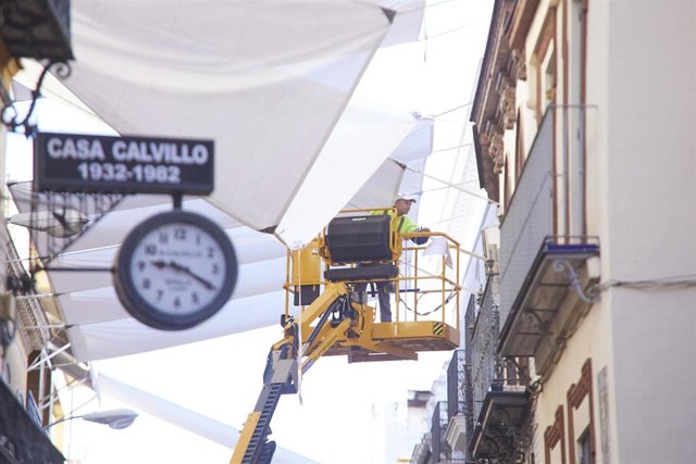 Archivo - Imagen de archivo de la instalación de toldos en la calle Sierpes para calmar las altas temperaturas de verano.
