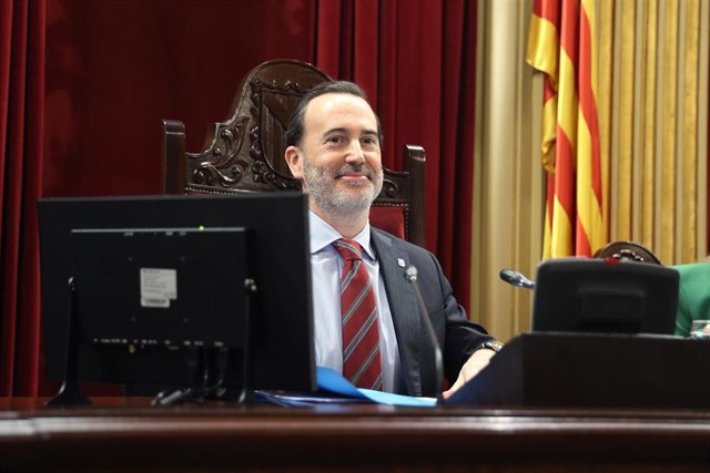 El presidente de la Cámara de baleares, Gabriel Le Senne, durante un pleno del Parlament balear, a 6 de febrero de 2024, en Palma de Mallorca, Mallorca, Baleares (España). La crisis de Vox, tras la expulsión, por parte de cinco diputados del grupo parlame