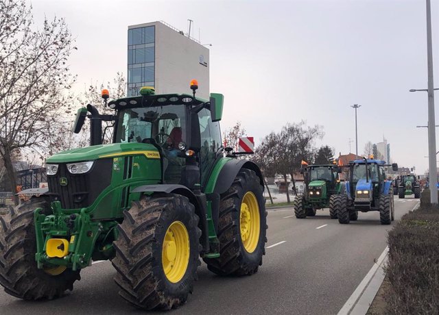 Tractores en los alrededores de las Cortes de Castilla y León el martes 6 de febrero de 2024 en el marco de las protestas de agricultores.