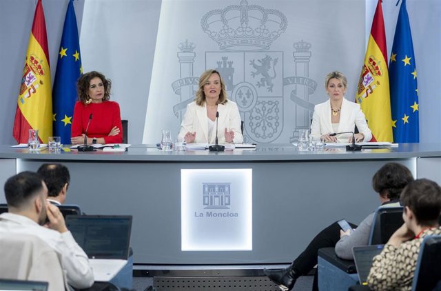 La vicepresidenta primera y ministra de Hacienda, María Jesús Montero; la ministra Portavoz, Pilar Alegría, y la vicepresidenta segunda y ministra de Trabajo y Economía Social, Yolanda Díaz, durante una rueda de prensa posterior al Consejo de Ministros.