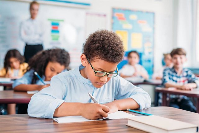 Archivo - Niño en el colegio, gafas.