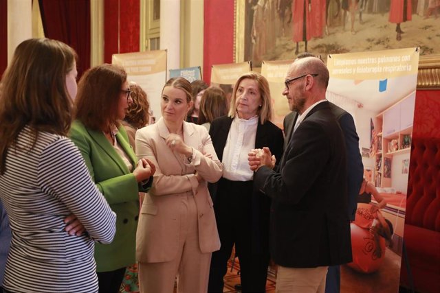 La presidenta del Govern, Marga Prohens, asiste a la inauguración de la exposición 'Los autocuidados de la fibrosis quística. La historia interminable que puede cambiar' en el Parlament