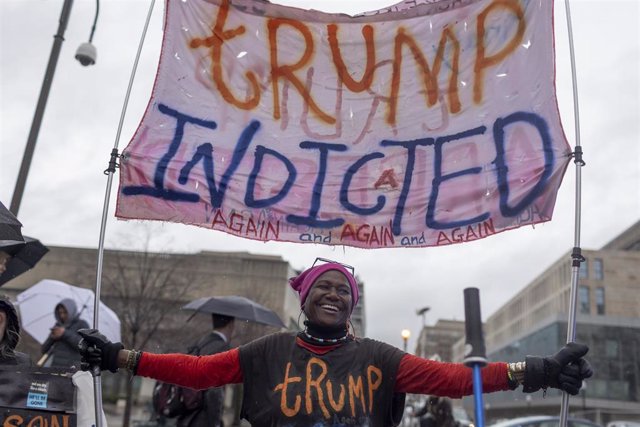 Pancarta contra Donald Trump durante una protesta en Washington