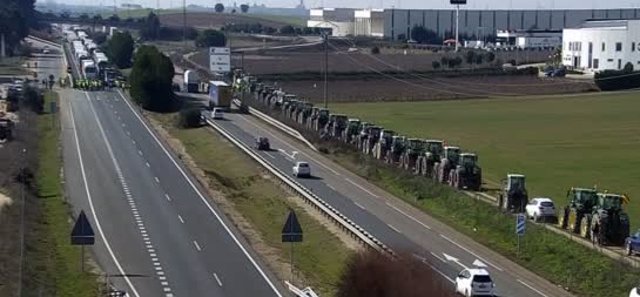 Imagen del corte de la autovía A-62 en San Miguel del Pino (Valladolid) en sentido Burgos.