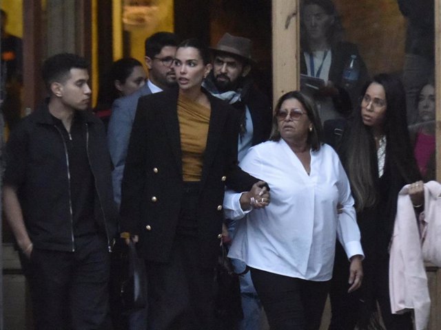 La modelo y mujer de Dani Alves, Joana Sanz (2i), y la madre de Dani Alves, Lucía Alves (2d), a su salida de la Audiencia de Barcelona donde está teniendo lugar el juicio del exfutbolista Dani Alves.