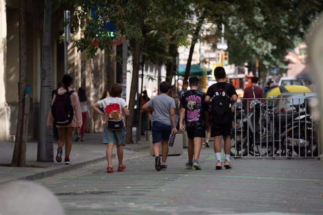 Imagen de archivo - Varios niños caminan a la salida del colegio en Barcelona