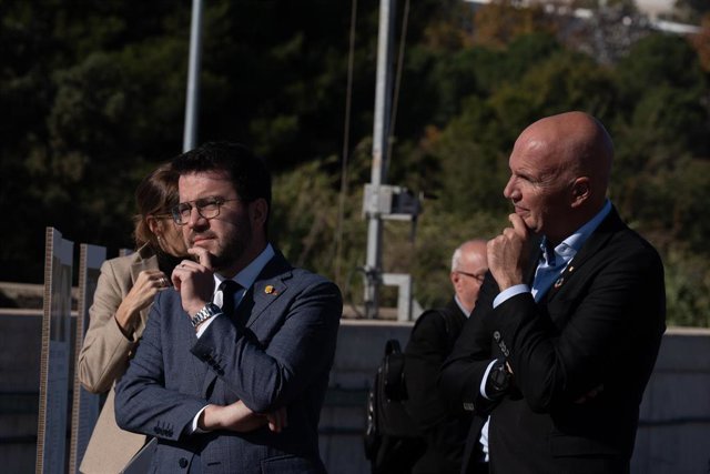 Archivo - El presidente de la Generalitat, Pere Aragonès (i), y el conseller d'Acció Climàtica, Alimentació i Agenda Rural, David Mascort