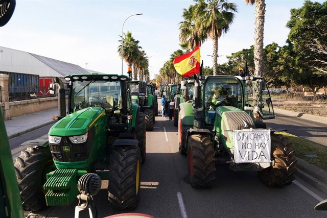 Cientos de agricultores y ganaderos cortan las principales calles de acceso a la capital malagueña en una imagen de archivo 
