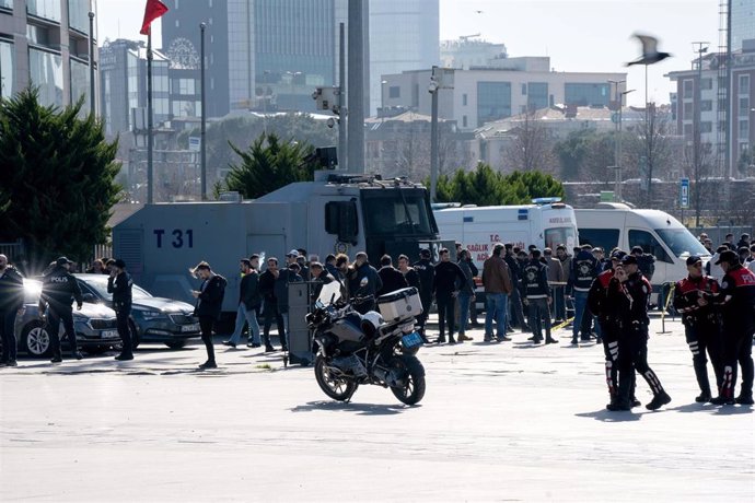 Agentes de las fuerzas de seguridad de Turquía tras un ataque a las puertas de un tribunal en la ciudad de Estambul