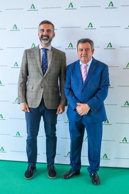 El consejero de Sostenibilidad, Medio Ambiente y Economía Azul, Ramón Fernández Pacheco, (i) conversa con responsables de las jornadas antes del comienzo de las jornadas, a 7 de febrero de 2024, en Sevilla, Andalucía (España). 