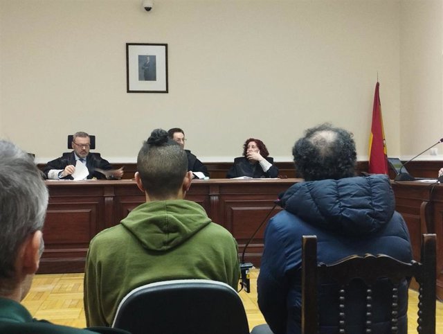 El acusado, a la izquierda, junto a su traductor durante el juicio visto para sentencia este miércoles en la Audiencia de Valladolid.