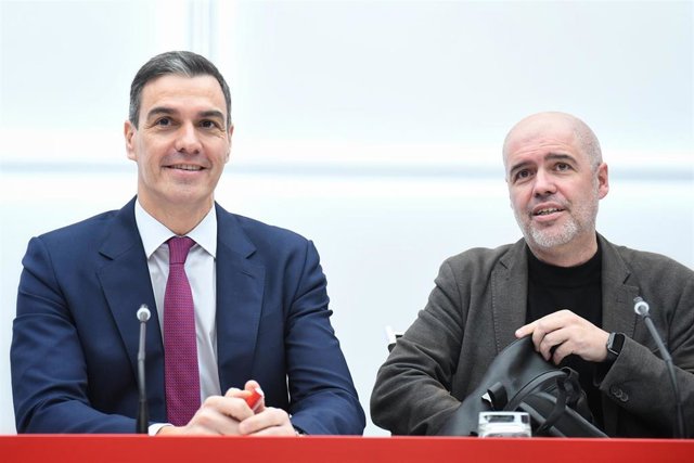 El presidente del Gobierno, Pedro Sánchez (i), y el secretario general de CCOO, Unai Sordo (d), durante la reunión de la Comisión Ejecutiva Federal del PSOE con la Ejecutiva de CCOO