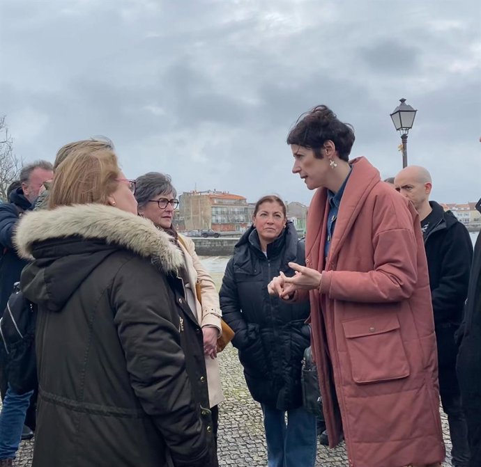 La portavoz nacional del BNG, Ana Pontón, se reúne con mariscadoras de A Illa de Arousa