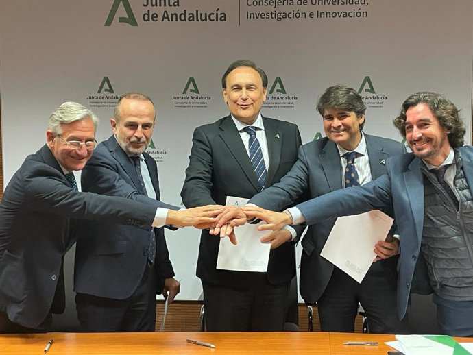 El consejero de Universidad, José Carlos Gómez Villamandos, en el centro de la imagen tras la firma del convenio entre Andalucía Emprende y Faecta.