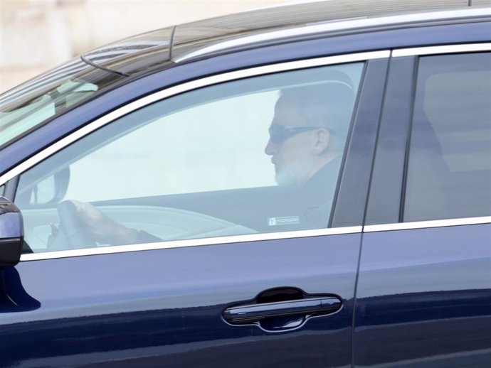 El Rey Felipe entra en el Palacio Real conduciendo su coche para su histórica sesión de fotos con Annie Leibovitz