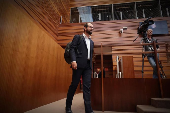 Foto de archivo del procurador soriano Ángel Hernández entrando en el hemiciclo