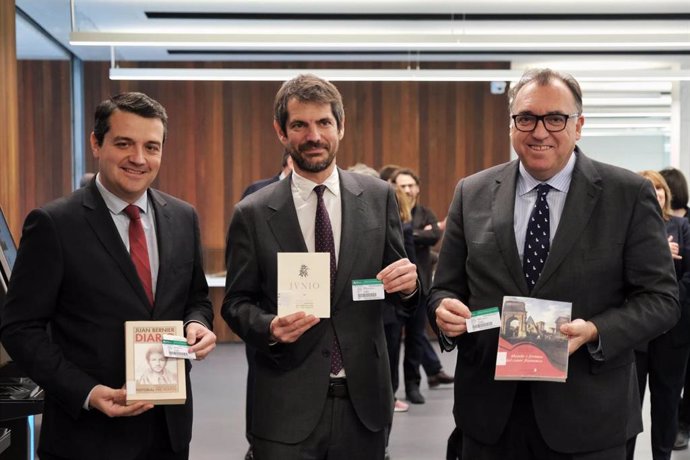 Inauguración de la Biblioteca 'Grupo Cántico' de Córdoba con el ministro de Cultura, el consejero de Cultura de la Junta de Andalucía y el alcalde de la ciudad.