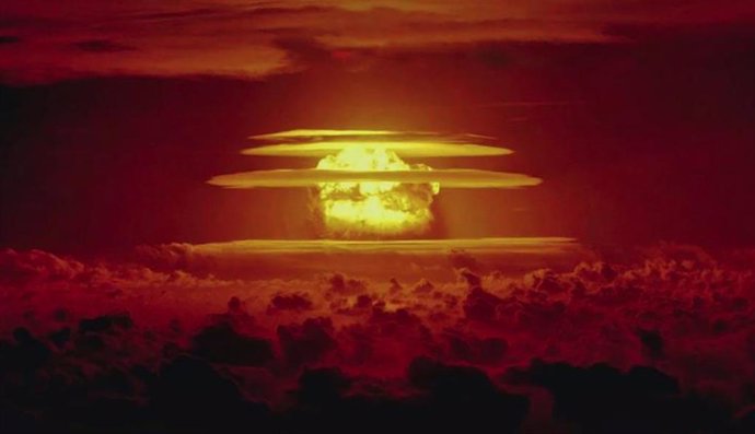 La nube en forma de hongo de Castle Bravo de 1954, que fue una de las pruebas nucleares más dañinas para el medio ambiente jamás realizadas. Fue uno de los principales contribuyentes a la prohibición de todos los ensayos nucleares de superficie en 1963.