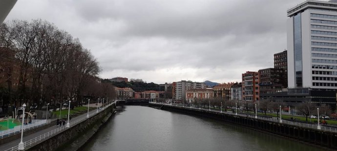 Archivo - Nubes en Bilbao (archivo)