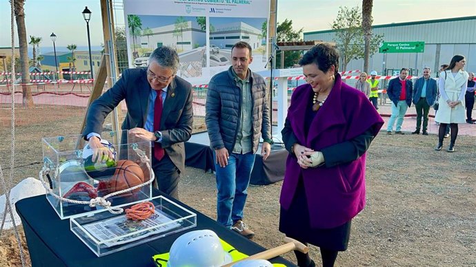 El presidente de la Diputación de Málaga, Francisco Salado, y la alcaldesa de la localidad malagueña de Torremolinos, Margarita del Cid, han participado en el acto de colocación de la primera piedra del nuevo pabellón cubierto El Palmeral.