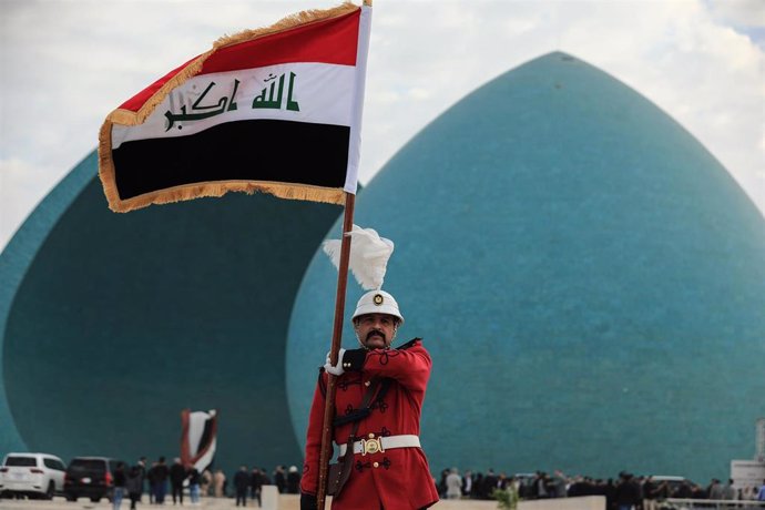 Un soldado iraquí con la bandera de Irak (Archivo)