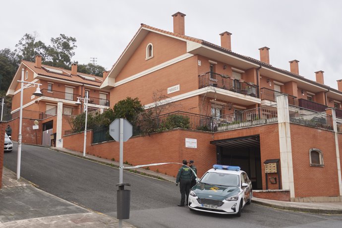 Zona acordonada donde han hallado el cuerpo sin vida de una mujer, a 8 de febrero de 2024, en Castro Urdiales, Cantabria (España).