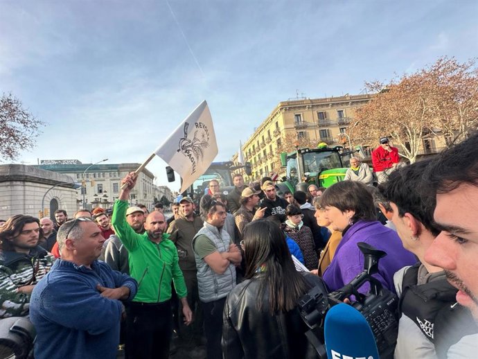 Agricultores se concentran ante la entrada al parque de la Ciutadella a la espera de ser recibidos por la presidenta del Parlament, Anna Erra, este jueves por la mañana