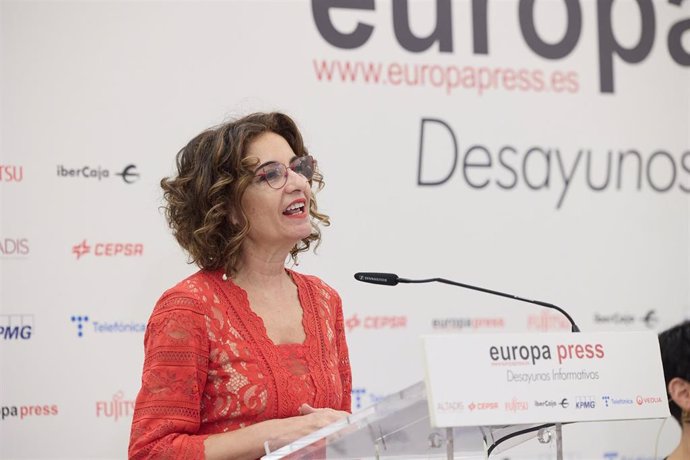 La vicepresidenta primera y ministra de Hacienda, María Jesús Montero, interviene durante un desayuno informativo de Europa Press, en el Hotel InterContinental, a 8 de febrero de 2024, en Madrid (España).