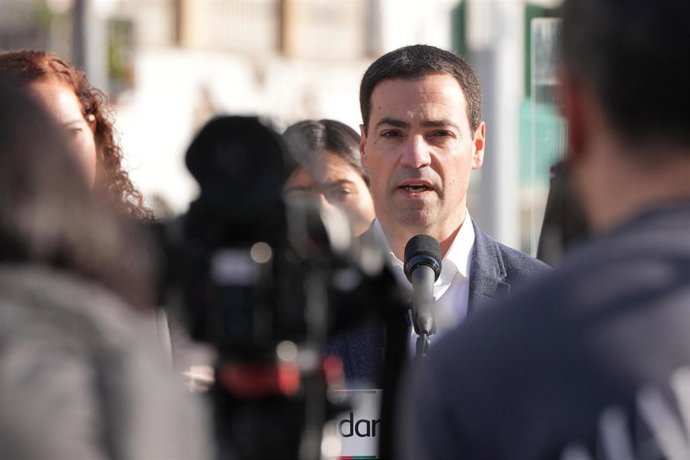El candidato de EAJ-PNV a Lehendakari, Imanol Pradales, ofrece una rueda de prensa durante su visita a Pasaia, en la Lonja de Pasaia, a 4 de febrero de 2024, en Pasaia, Gipuzkoa  