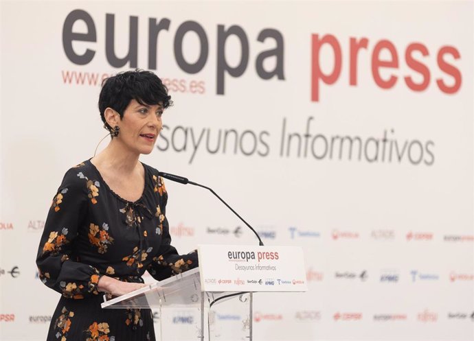 La ministra de Inclusión, Seguridad Social y Migraciones, Elma Saiz, interviene durante un desayuno informativo de Europa Press, en el Hotel InterContinental, a 8 de febrero de 2024, en Madrid (España).