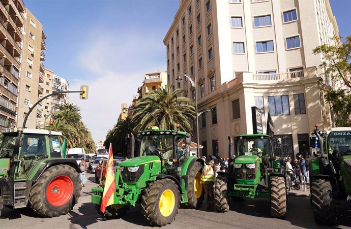Imagen de archivo de cientos de agricultores y ganaderos cortan las principales calles de acceso a la capital malagueña. A 6 de febrero de 2024, en Málaga, (Andalucía, España). 