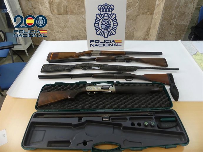 Escopetas intervenidas por la Policía durante la operación.