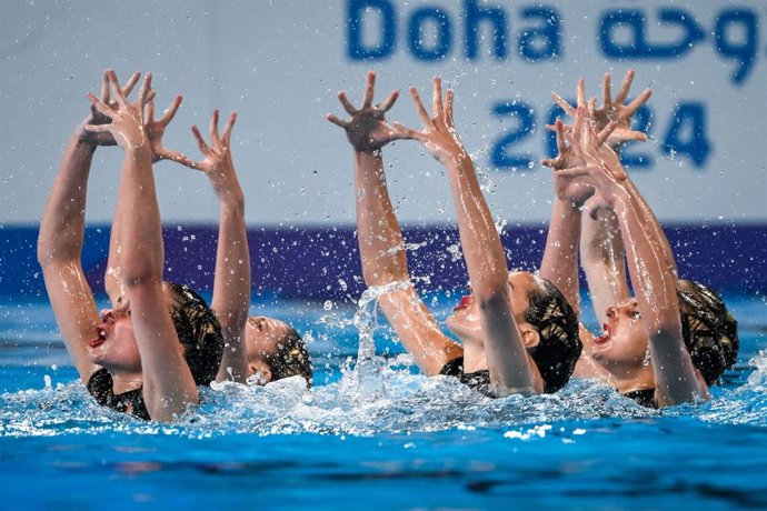 El equipo español de natación artística durante un ejercicio en el Mundial de Doha