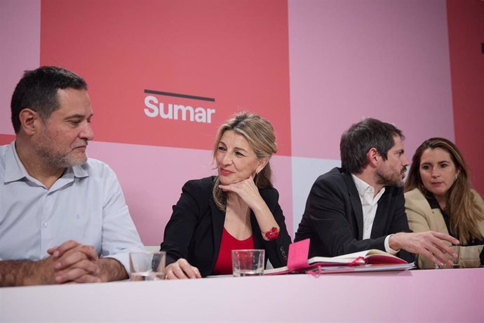 La líder de Sumar, Yolanda Díaz (c), y el ministro de Cultura, Ernest Urtasun (d), durante su intervención al inicio de la reunión del Grupo Promotor de Sumar, en el Espacio Larra de Madrid, a 7 de febrero de 2024, en Madrid (España). 