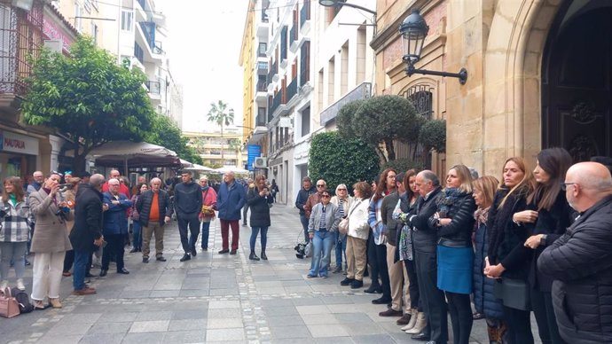 Concentración en el Ayuntamiento de Algeciras por la vecina asesinada en L'Alfás del Pi.