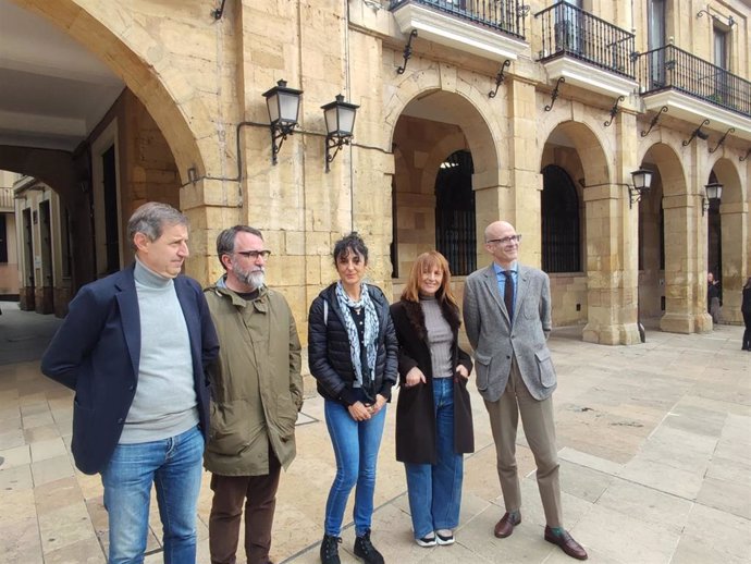 Concejales del PSOE ante el Ayuntamiento de Oviedo