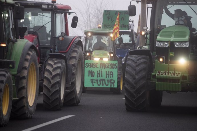 Tractors durant una manifestació a l'A-2 al seu pas a Fondarella, Lleida