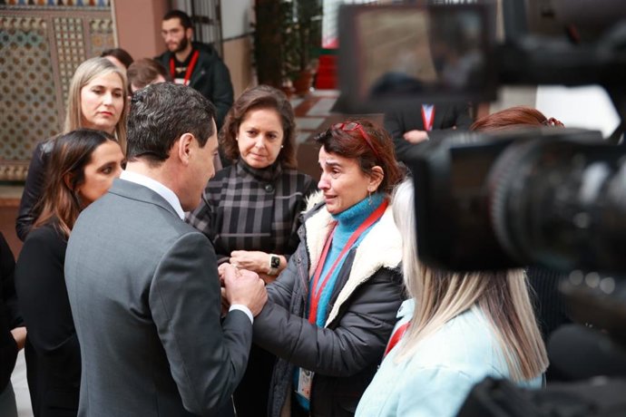 El presidente de la Junta de Andalucía, Juanma Moreno, y la consejera de Salud, Catalina García, atienden a una madre con un niño en cuidados paliativos.