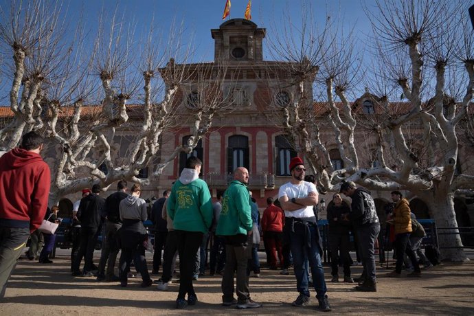 Unos 25 agricultores se concentran ante el Parlament