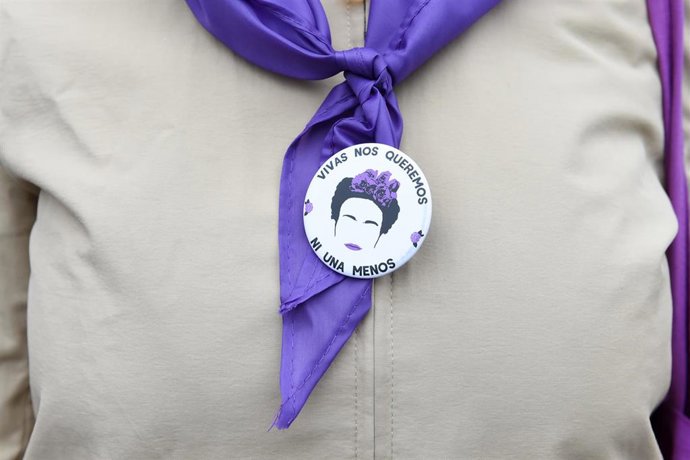 Archivo - Chapa que reza 'Vivas nos queremos, ni una menos' vista en el acto Cadena Feminista 8M