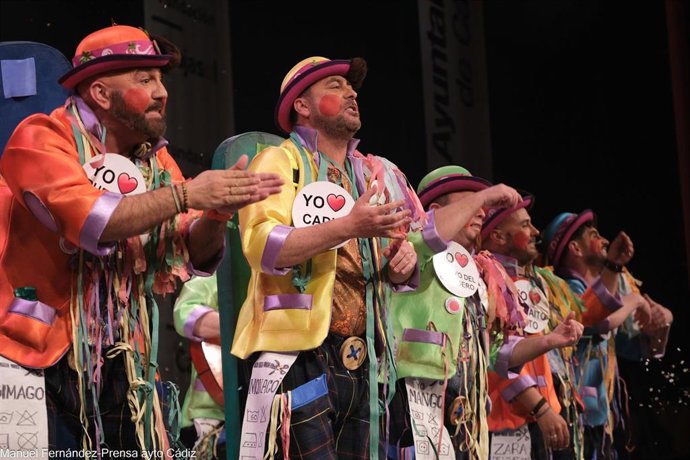 Chirigota Los exageraos cantando en el Falla en Cádiz.