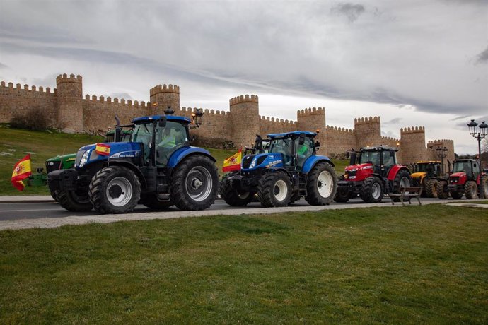 Varios tractores durante la tercera jornada de protestas de los ganaderos y agricultores contra las políticas europeas y su falta de rentabilidad. 