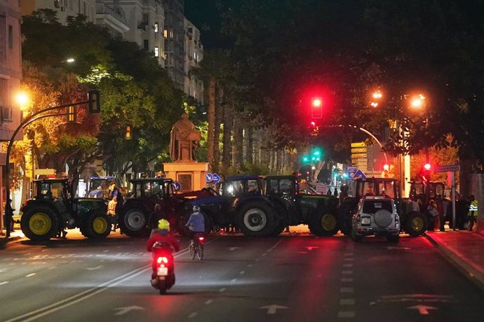 Imagen de archivo de la protesta de los agricultores bloqueando los accesos al puerto de Málaga.