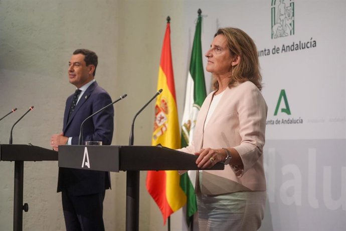 Archivo - El presidente de la Junta, Juanma Moreno, y la vicepresidenta tercera del Gobierno y ministra para la Transición Ecológica y el Reto Demográfico en funciones, Teresa Ribera, en rueda de prensa en el Palacio de San Telmo el 3 de octubre de 2023