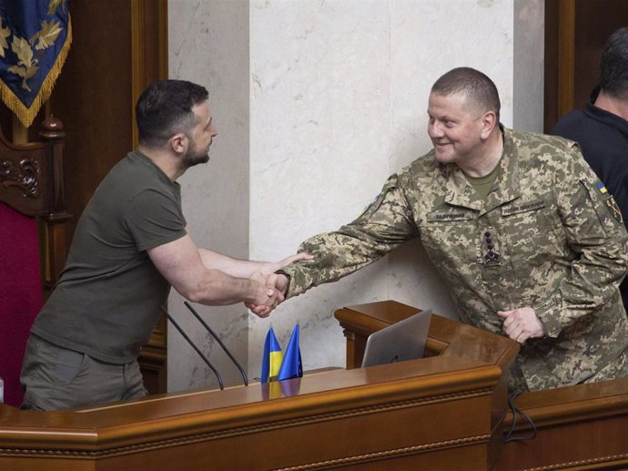 Archivo - El presidente de Ucrania, Volodimir Zelesnki, estrechando la mano al comandante en jefe de las Fuerzas Armadas, Valeri Zaluzhni