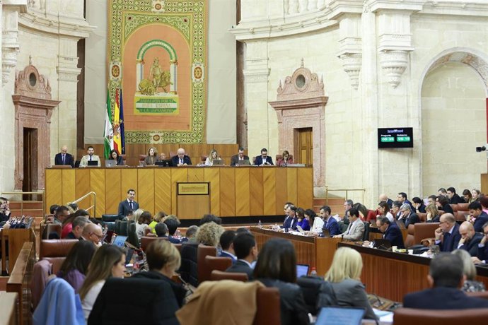 El presidente de la Junta de Andalucía, Juanma Moreno durante su intervención en la sesión de Control al Gobierno en la segunda jornada del Pleno del Parlamento andaluz. A 08 de febrero de 2024, en Sevilla (Andalucía, España). Sesión de Control al Gobiern