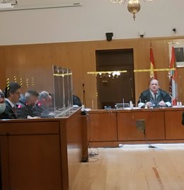El magistrado José Luis Ruiz Romero, al fondo, presidiendo un juicio en la Audiencia de Valladolid. Foto archivo.
