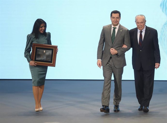 Archivo - El presidente de la Junta de Andalucía Juanma Moreno (c) junto a la ex presidenta del Parlamento Marta Bosquet (i), en la entrega de la mención de Hijo Predilecto al torero Curro Romero (d). 